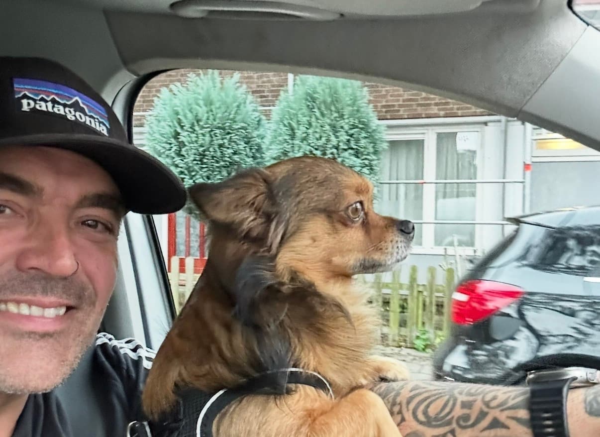 Een blij baasje samen onderweg met een hond