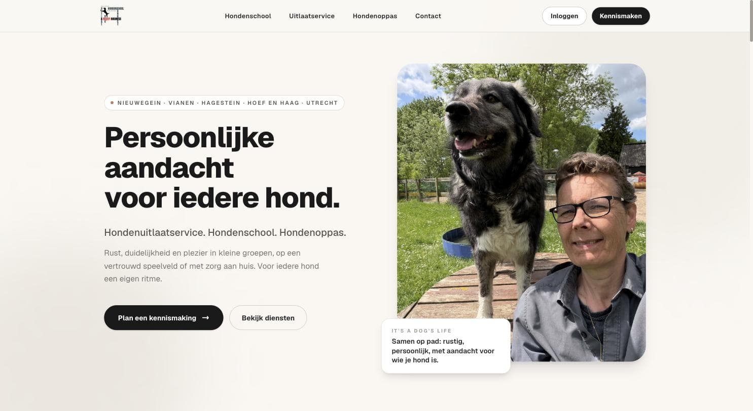 Homepage van A Doggy Business: een lichte, strak getypografeerde pagina met een foto van een begeleidster met hond.